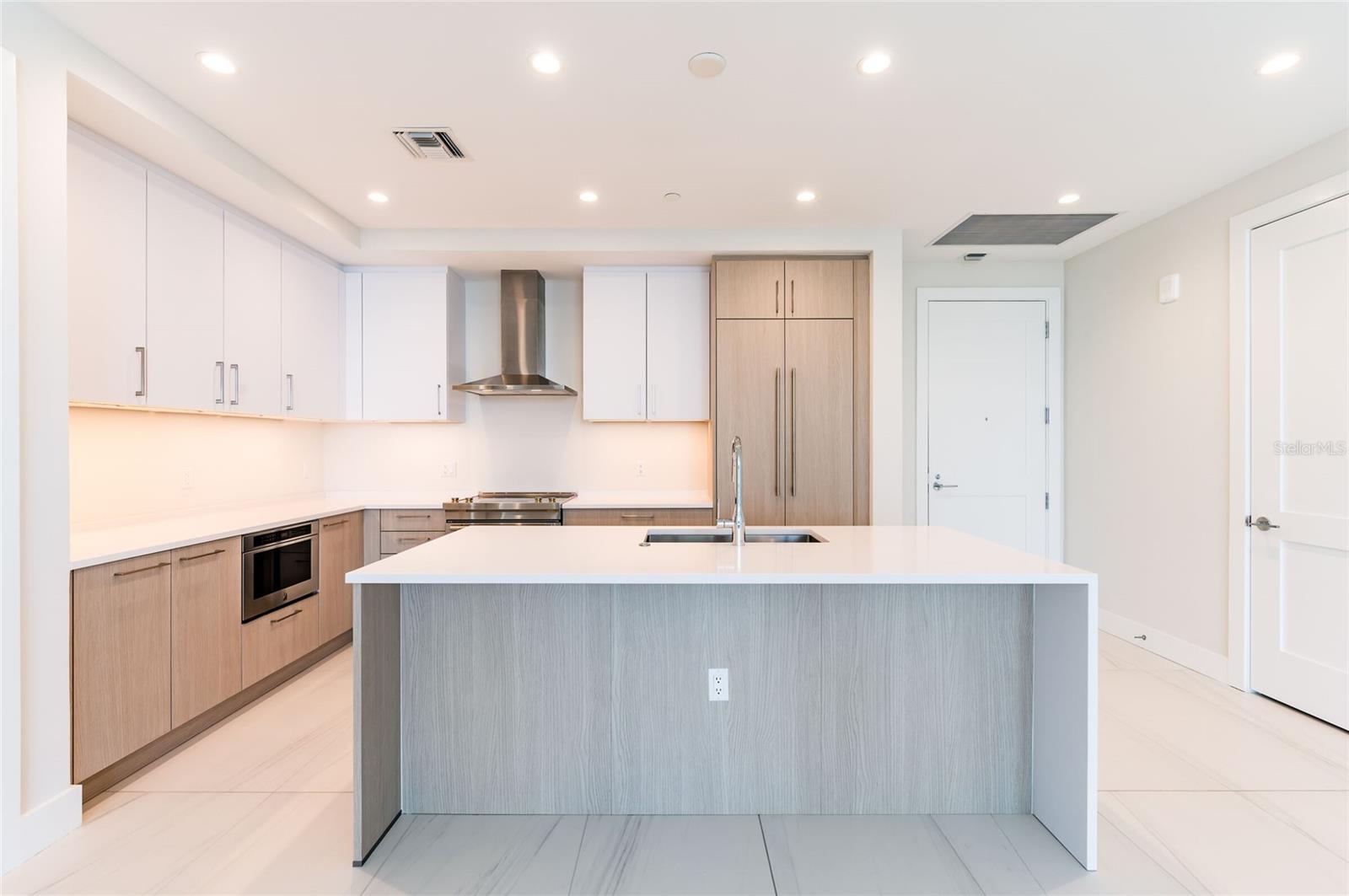 Listing photo id 1 for 275 1st Avenue South  2208