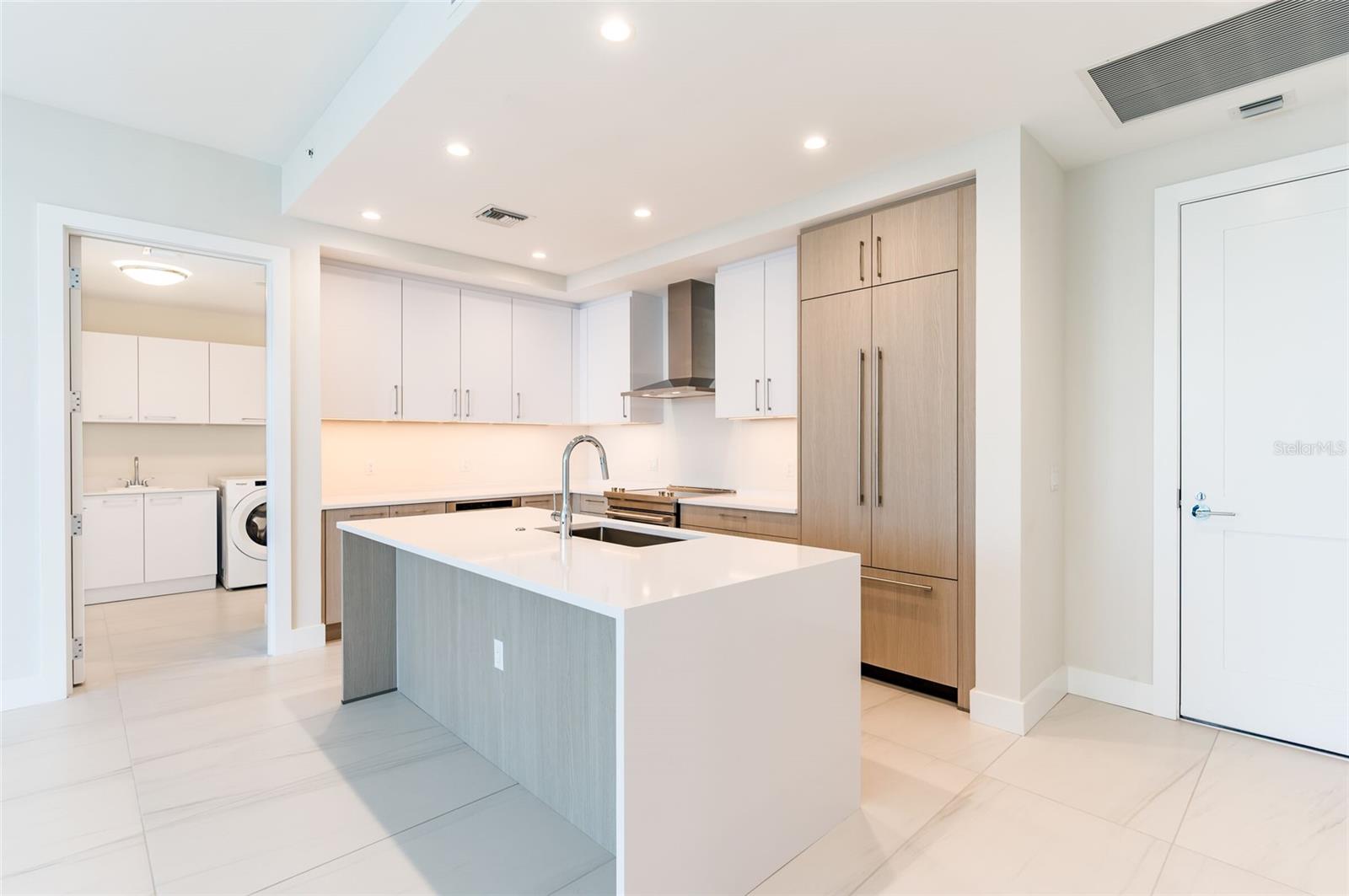 Listing photo id 2 for 275 1st Avenue South  2208