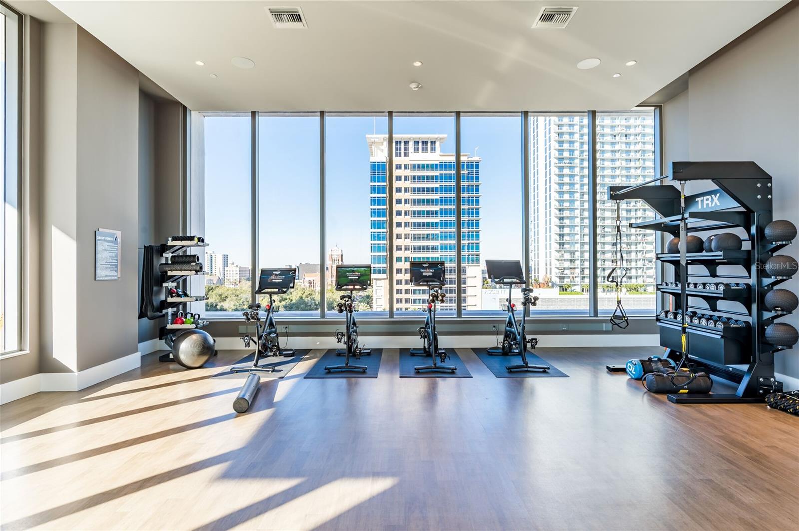 Listing photo id 38 for 275 1st Avenue South  2208