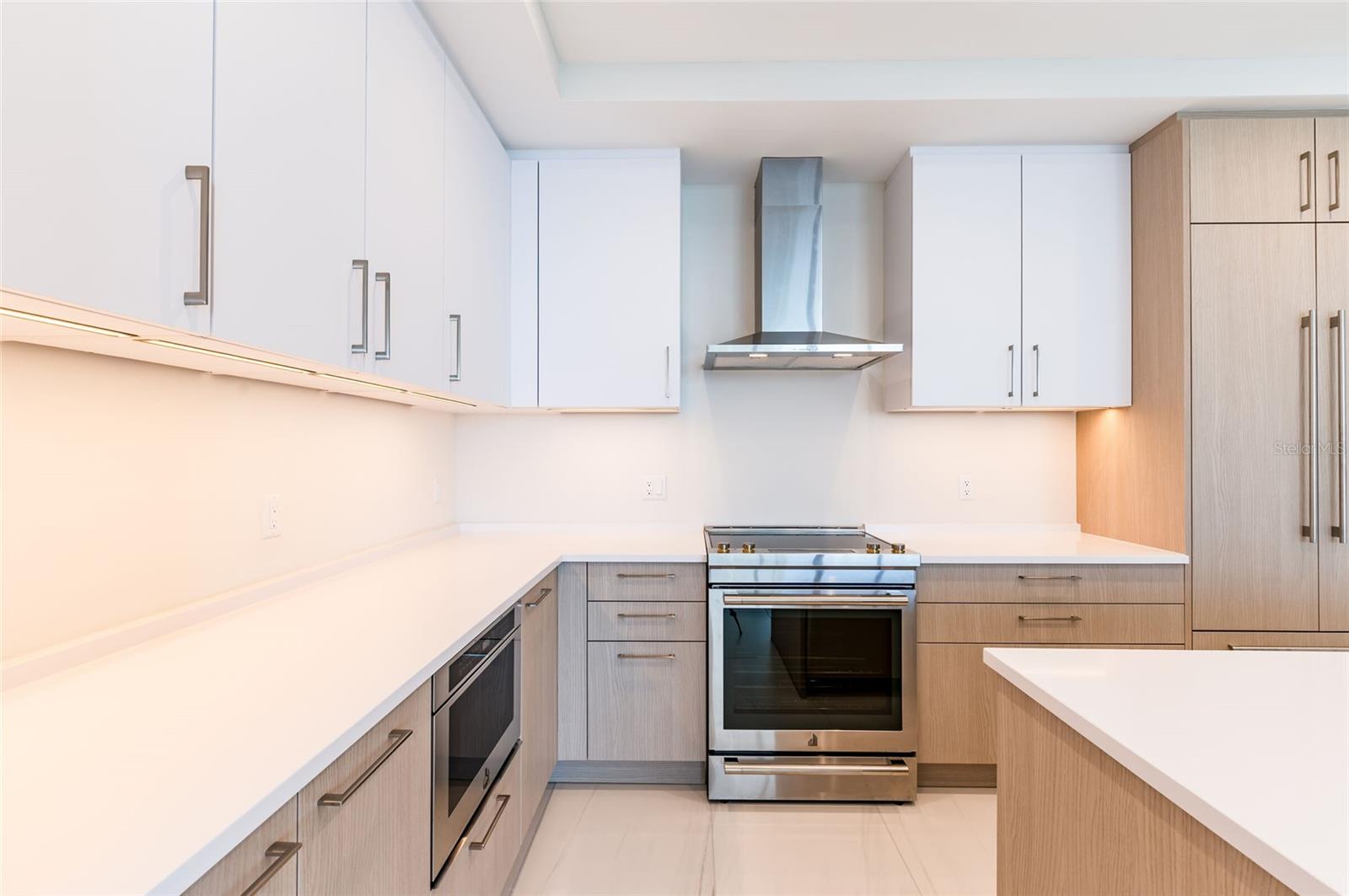 Listing photo id 3 for 275 1st Avenue South  2208