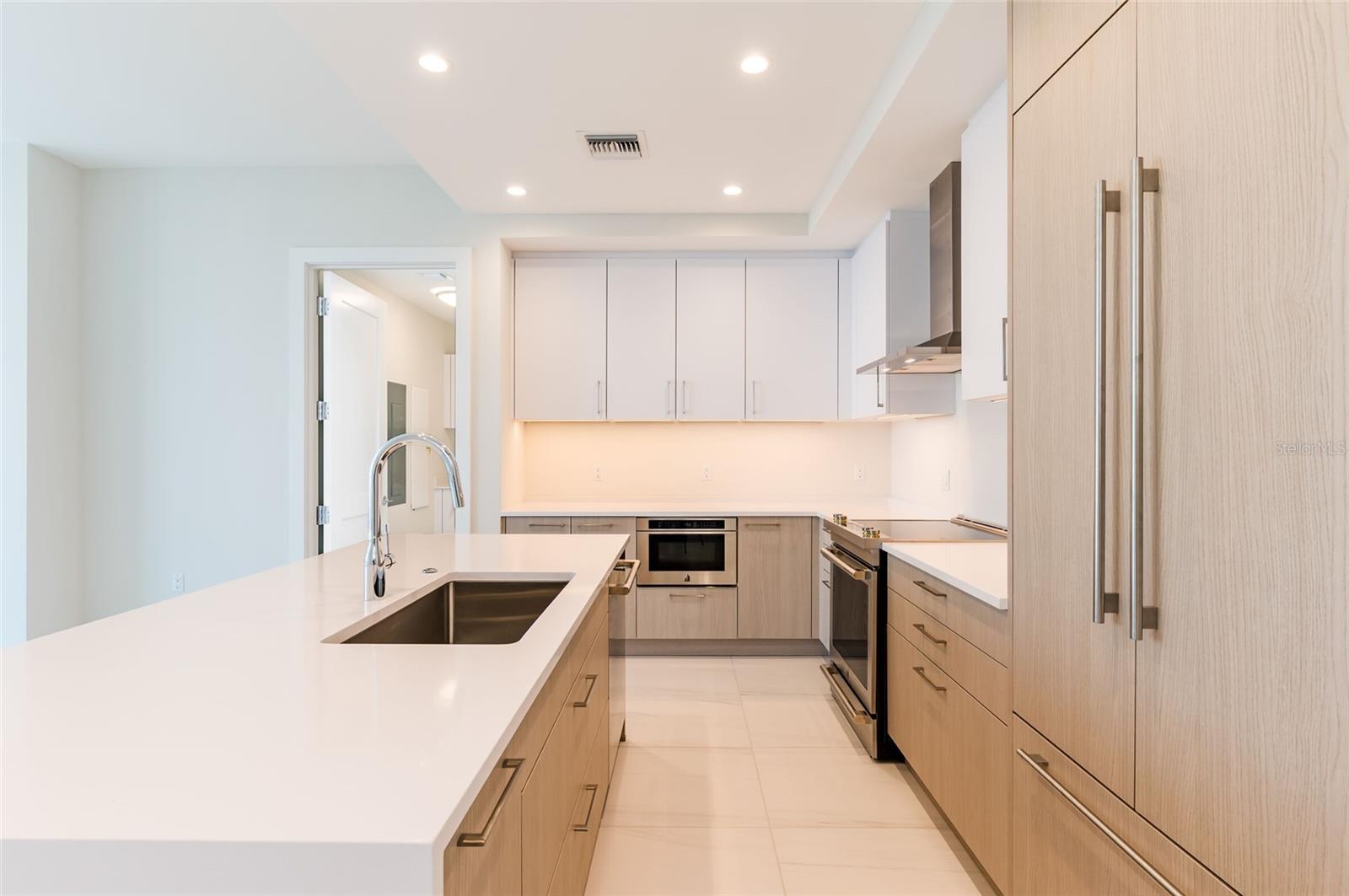 Listing photo id 4 for 275 1st Avenue South  2208