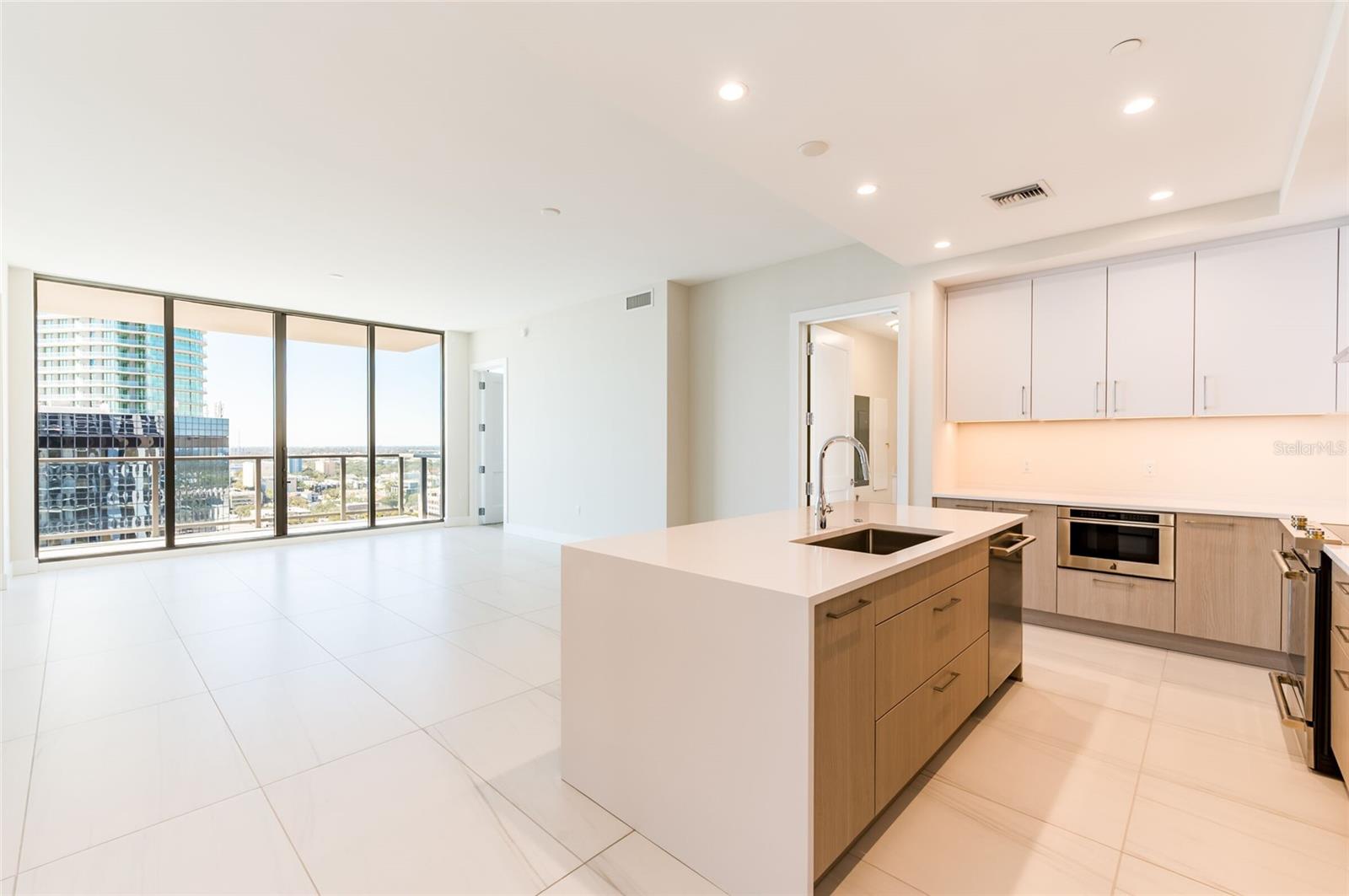 Listing photo id 5 for 275 1st Avenue South  2208