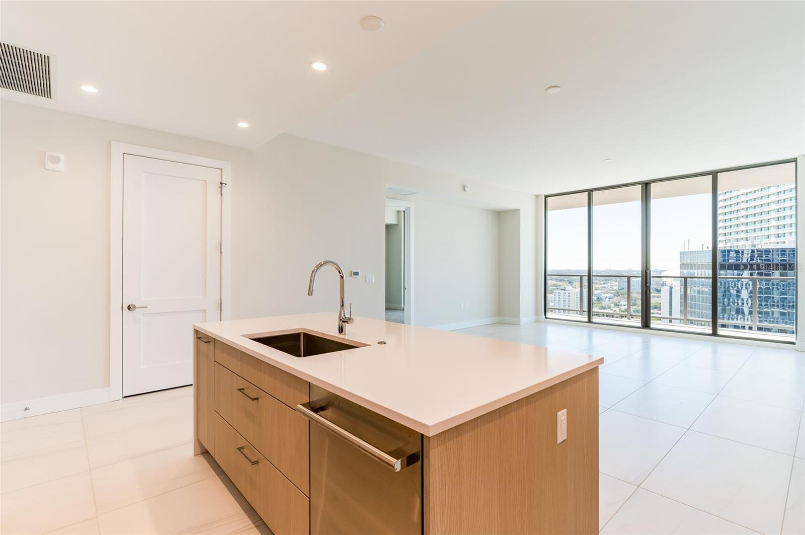 Listing photo id 7 for 275 1st Avenue South  2208