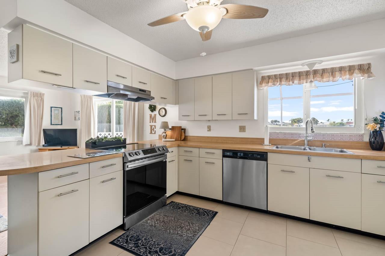 Image 11 of 47 For 703 Westmont Way