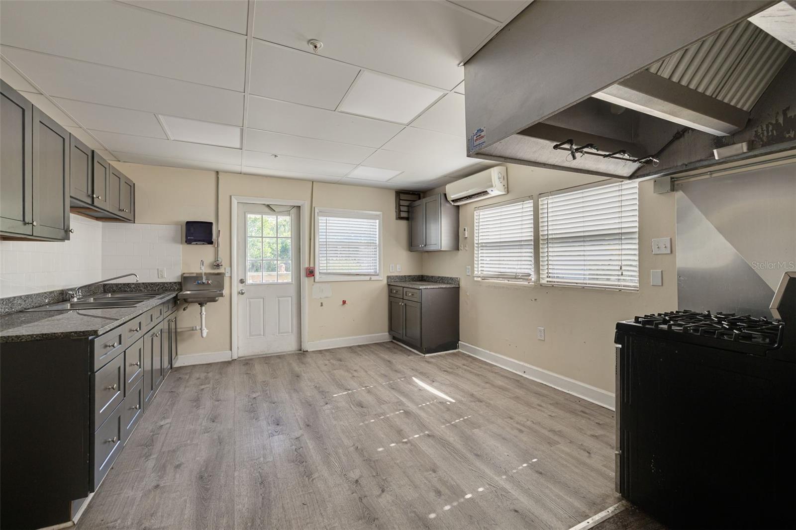 Listing photo id 12 for 220 Scotland Street