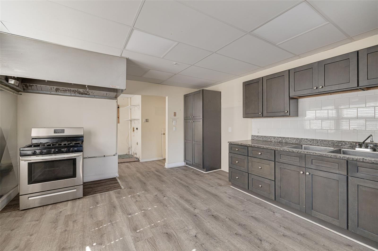 Listing photo id 13 for 220 Scotland Street