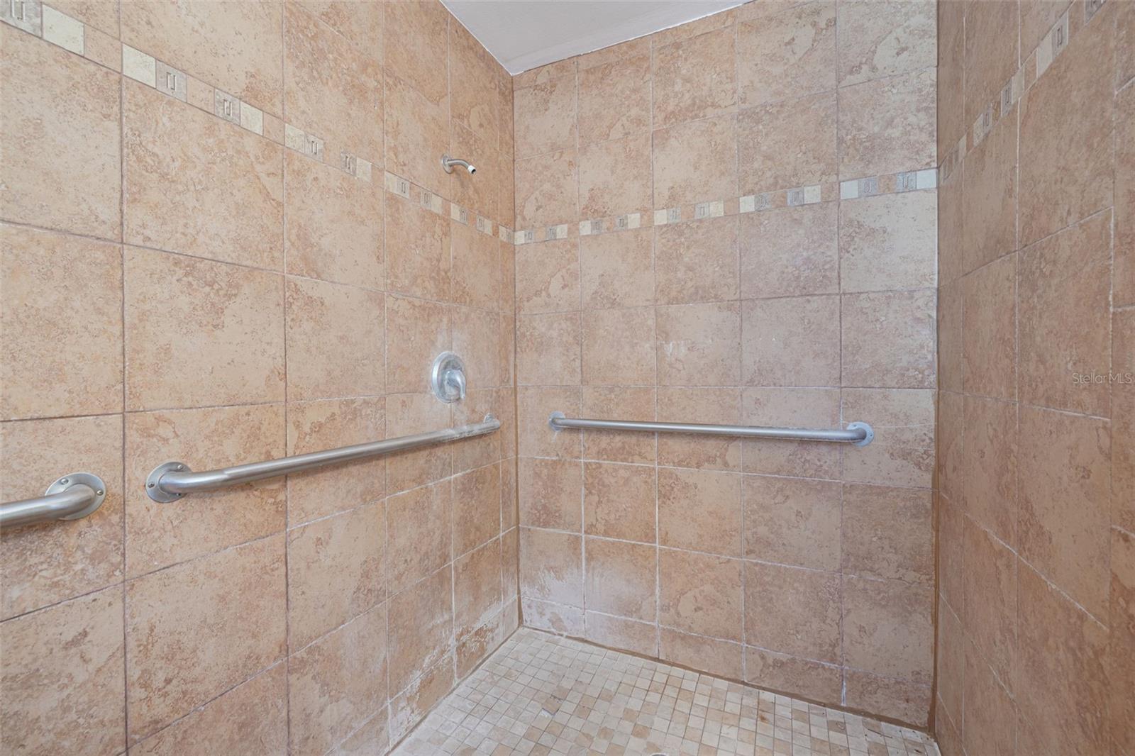 Listing photo id 22 for 220 Scotland Street