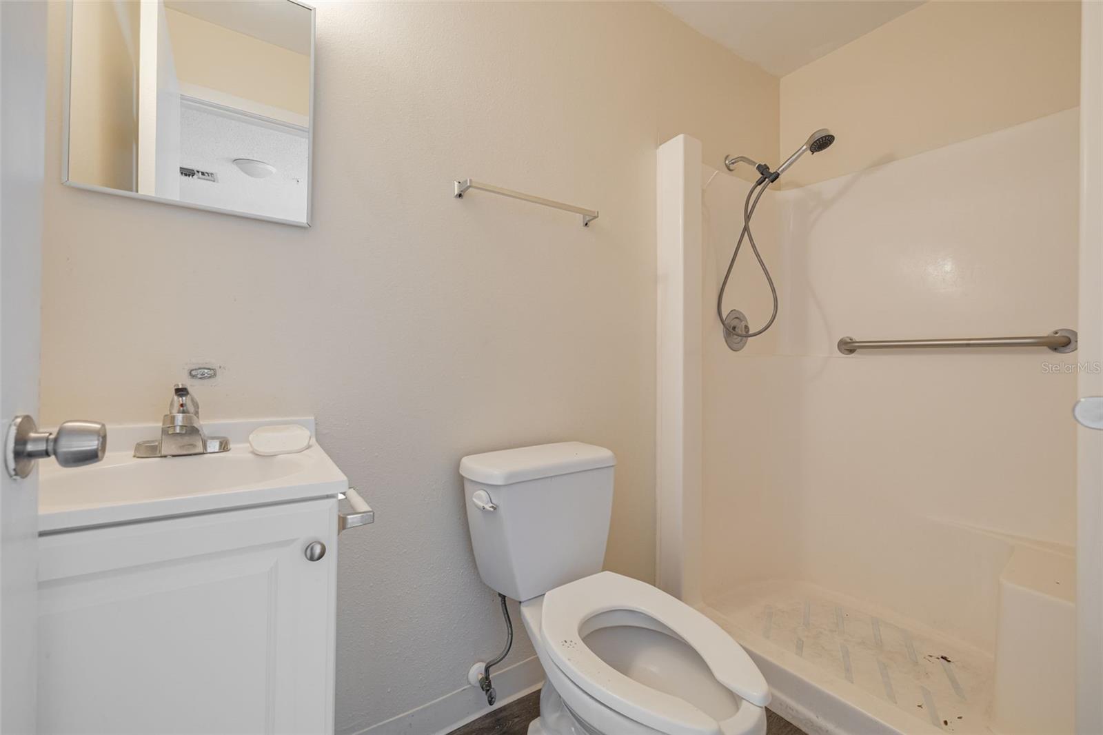 Listing photo id 25 for 220 Scotland Street