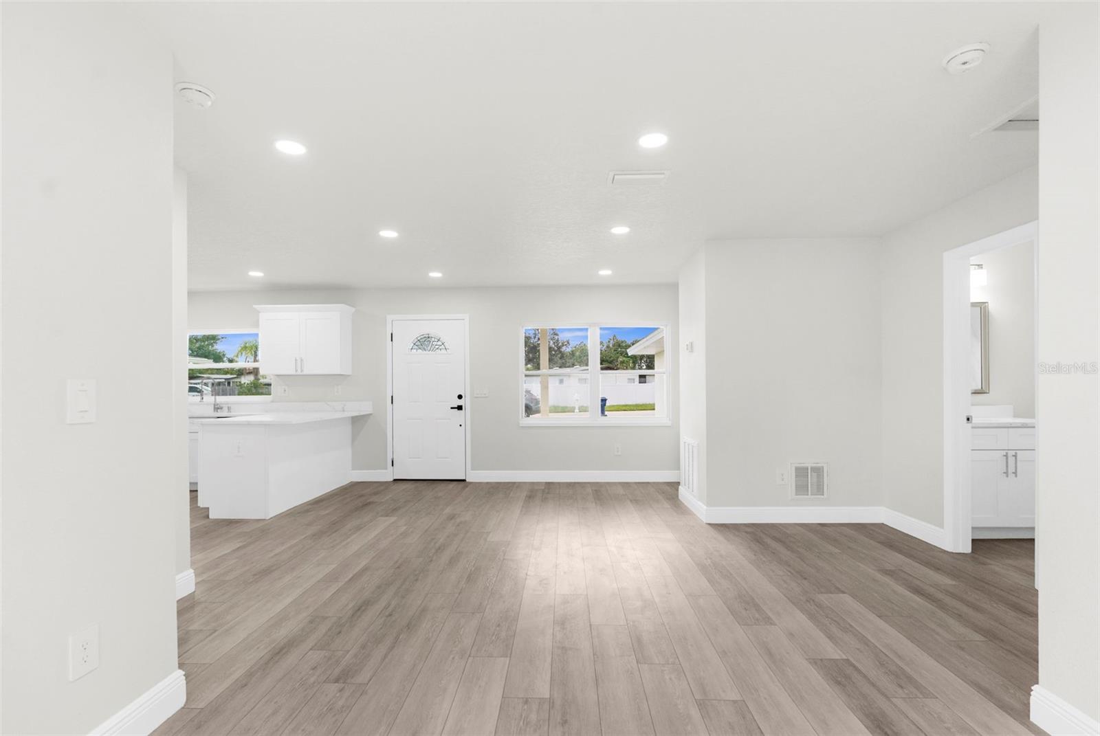 Listing photo id 8 for 5704 Coolidge Avenue