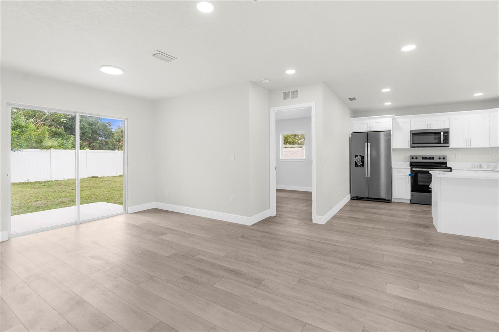 Listing photo id 9 for 5704 Coolidge Avenue