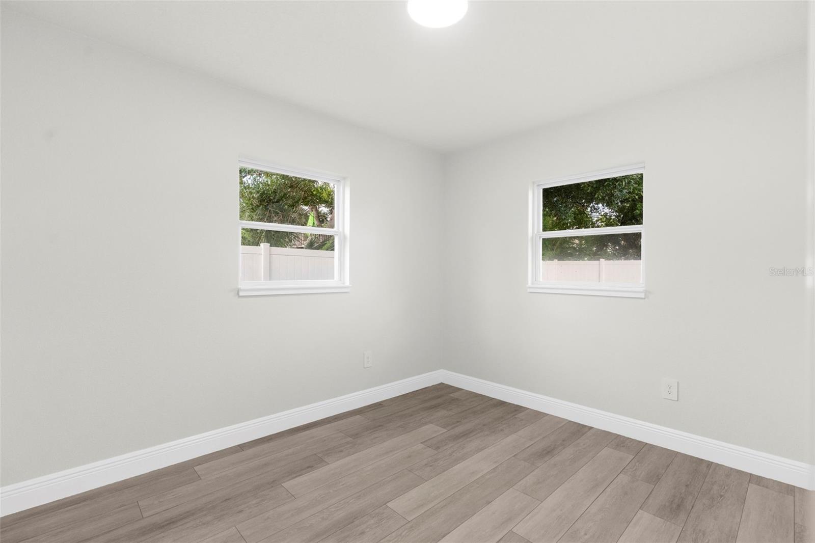 Listing photo id 13 for 5704 Coolidge Avenue