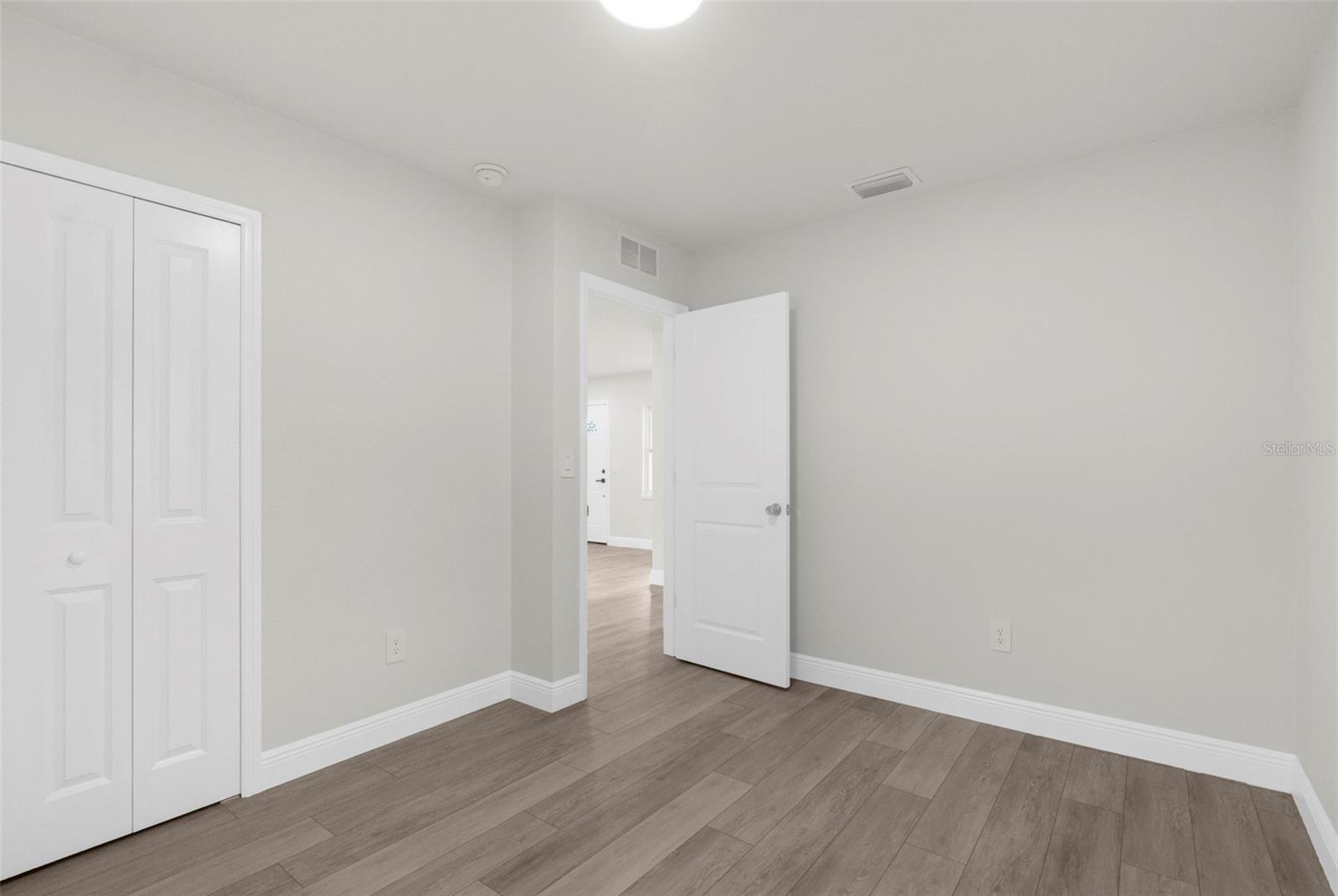 Listing photo id 15 for 5704 Coolidge Avenue