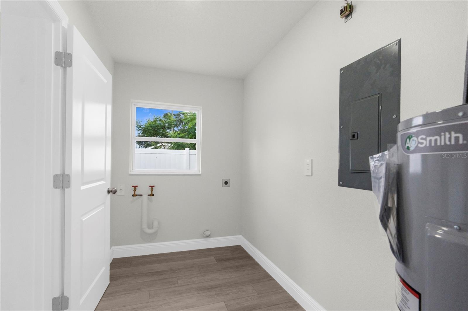 Listing photo id 17 for 5704 Coolidge Avenue