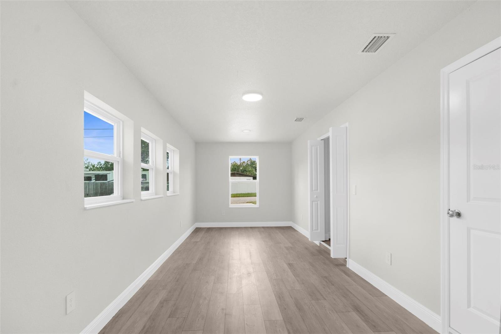 Listing photo id 18 for 5704 Coolidge Avenue