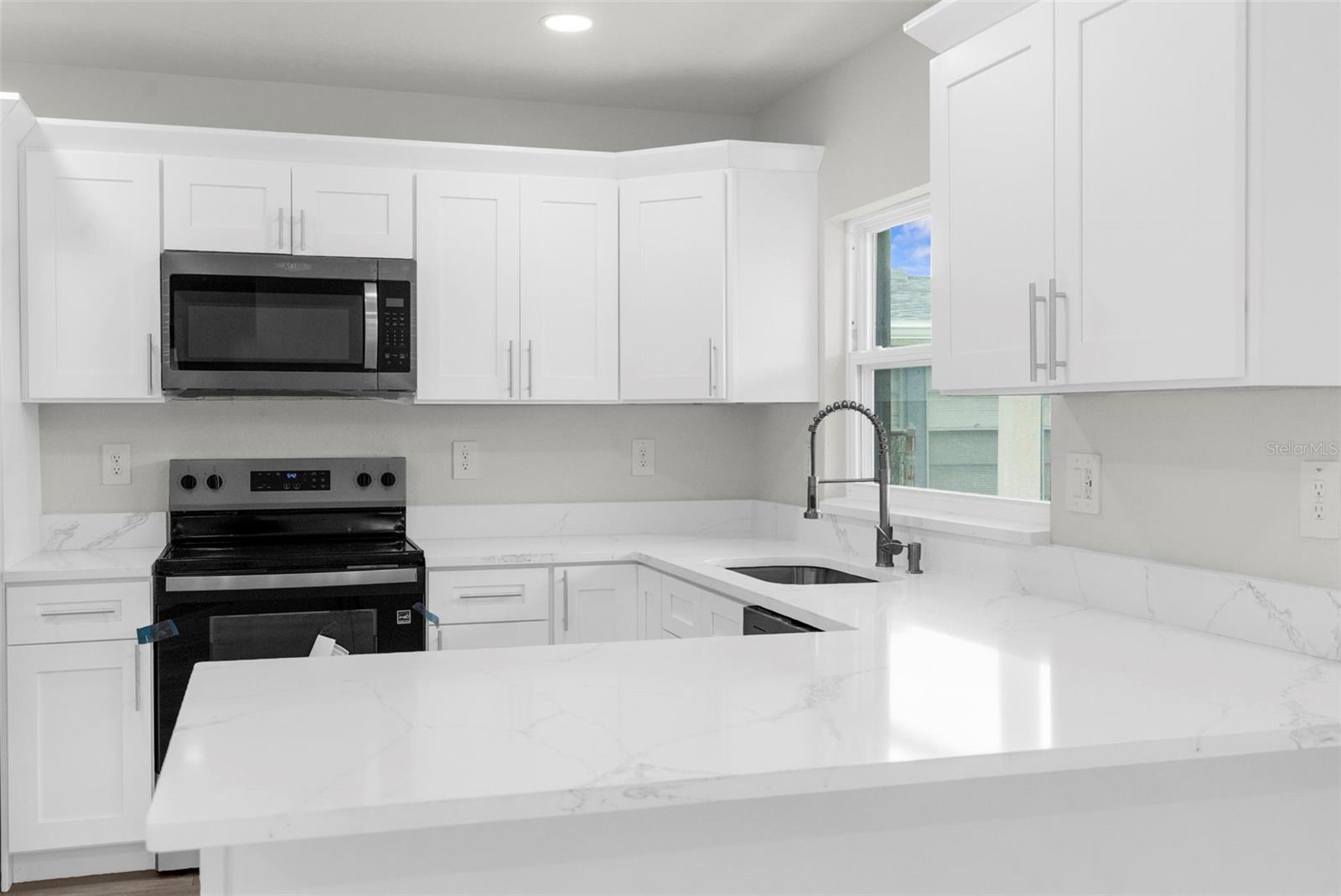 Listing photo id 22 for 5704 Coolidge Avenue