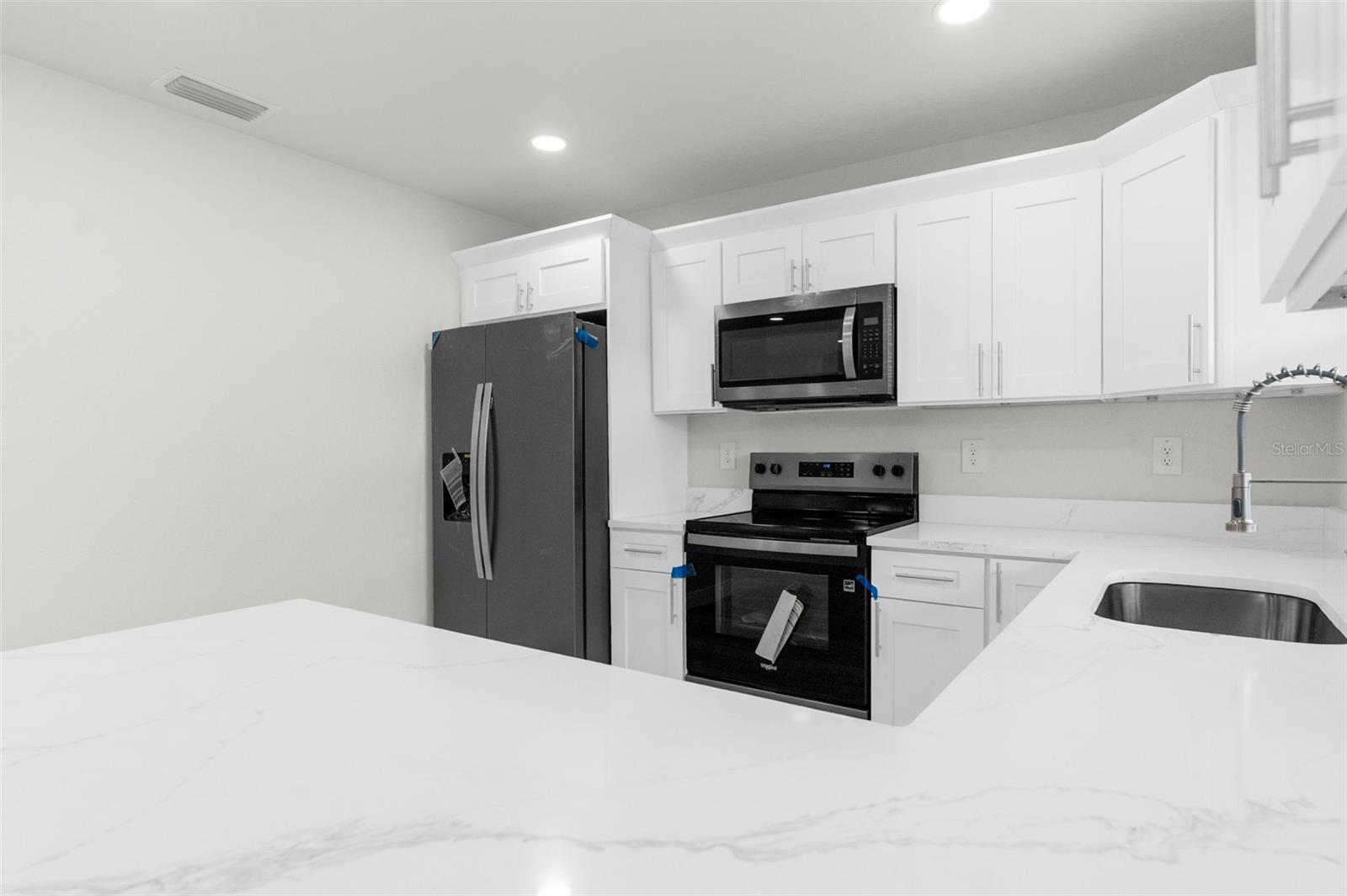 Listing photo id 23 for 5704 Coolidge Avenue