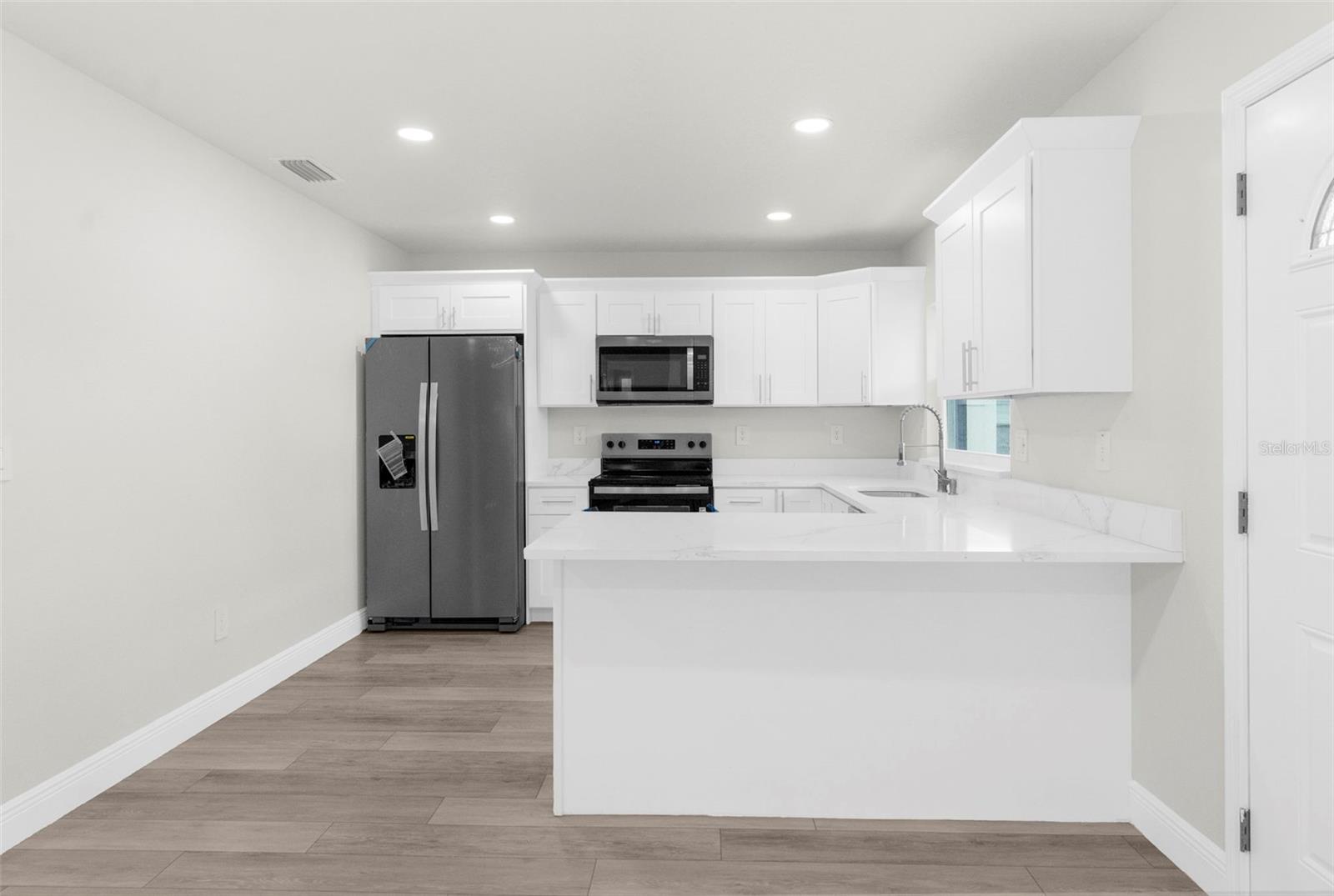 Listing photo id 4 for 5704 Coolidge Avenue