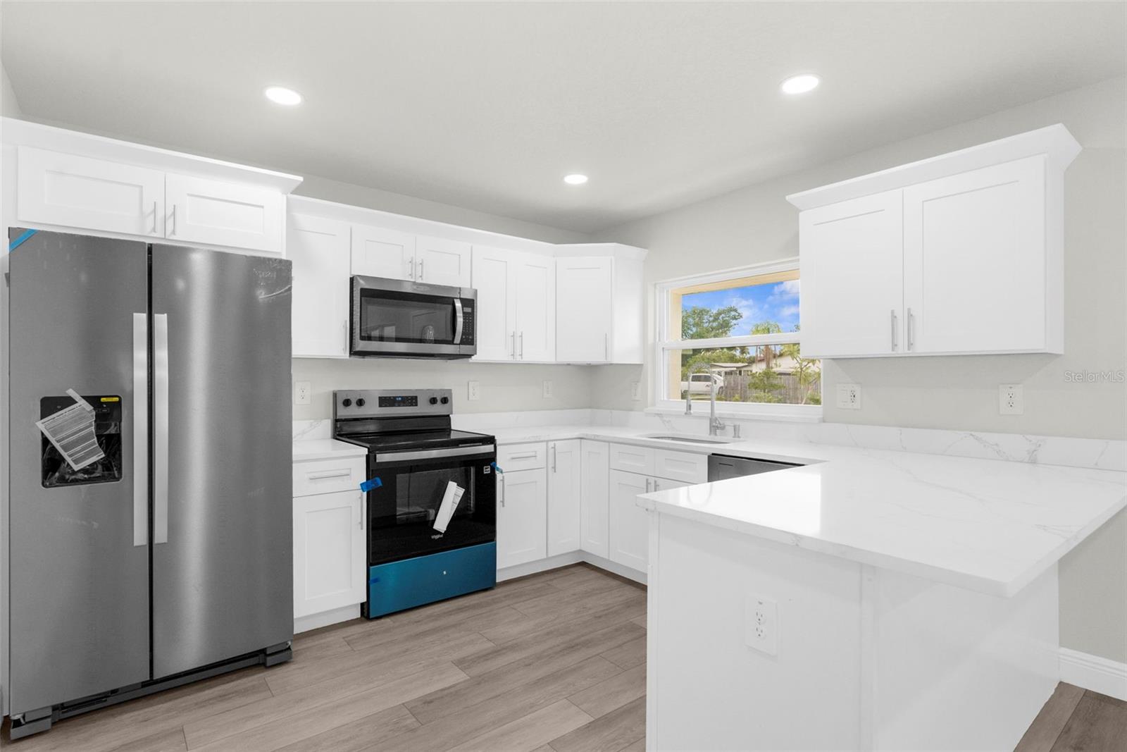 Listing photo id 5 for 5704 Coolidge Avenue