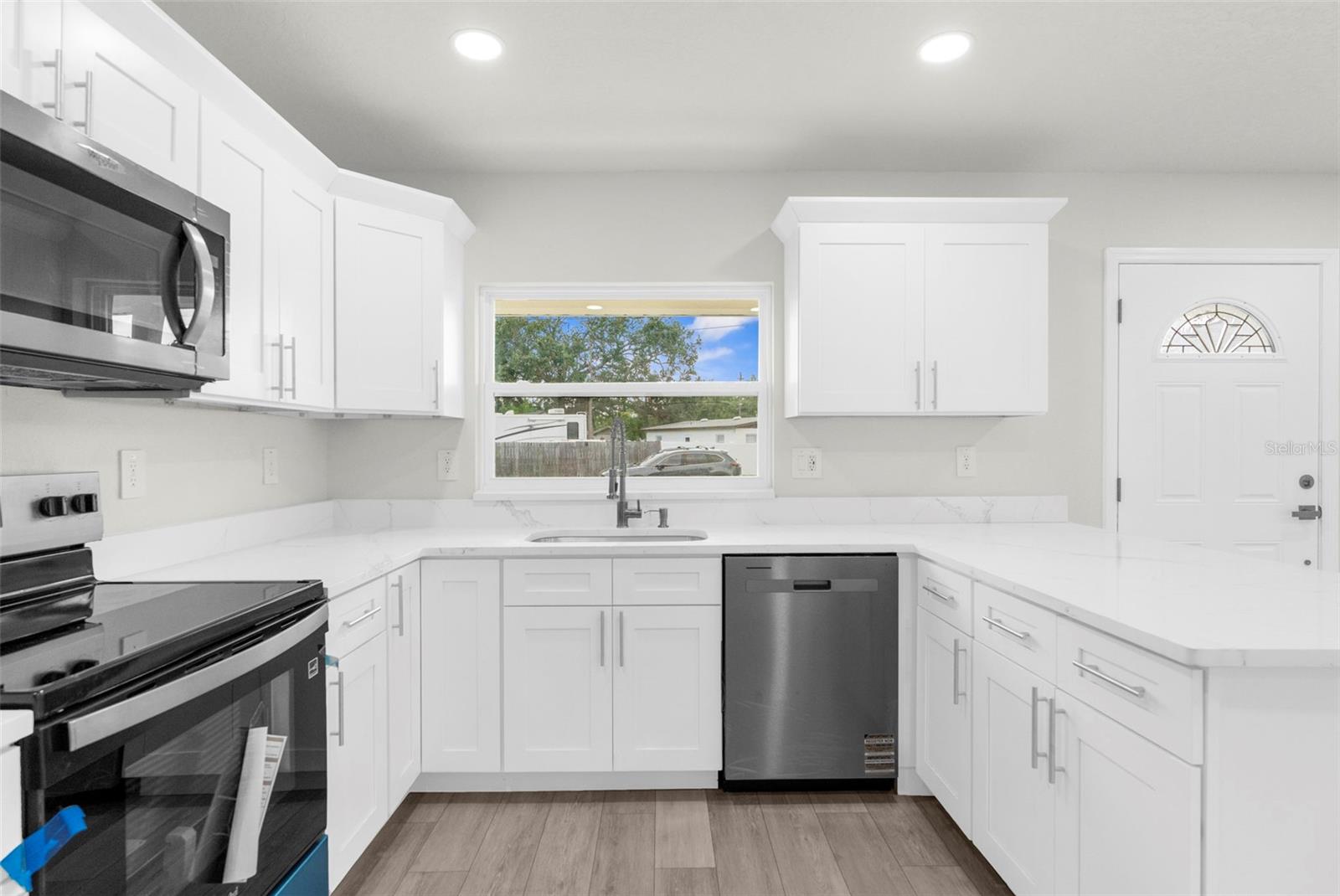 Listing photo id 6 for 5704 Coolidge Avenue