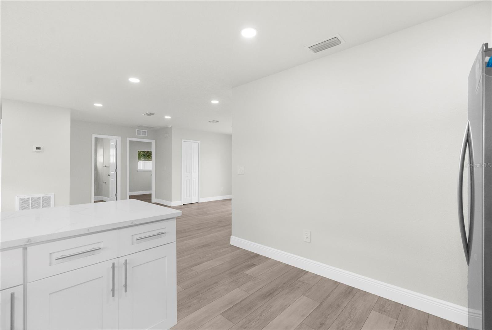 Listing photo id 7 for 5704 Coolidge Avenue