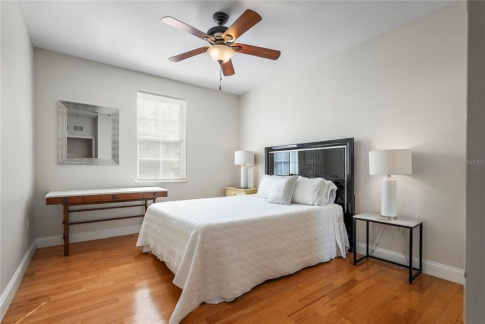 Image 13 of 27 For 832 Bay Street Ne 3