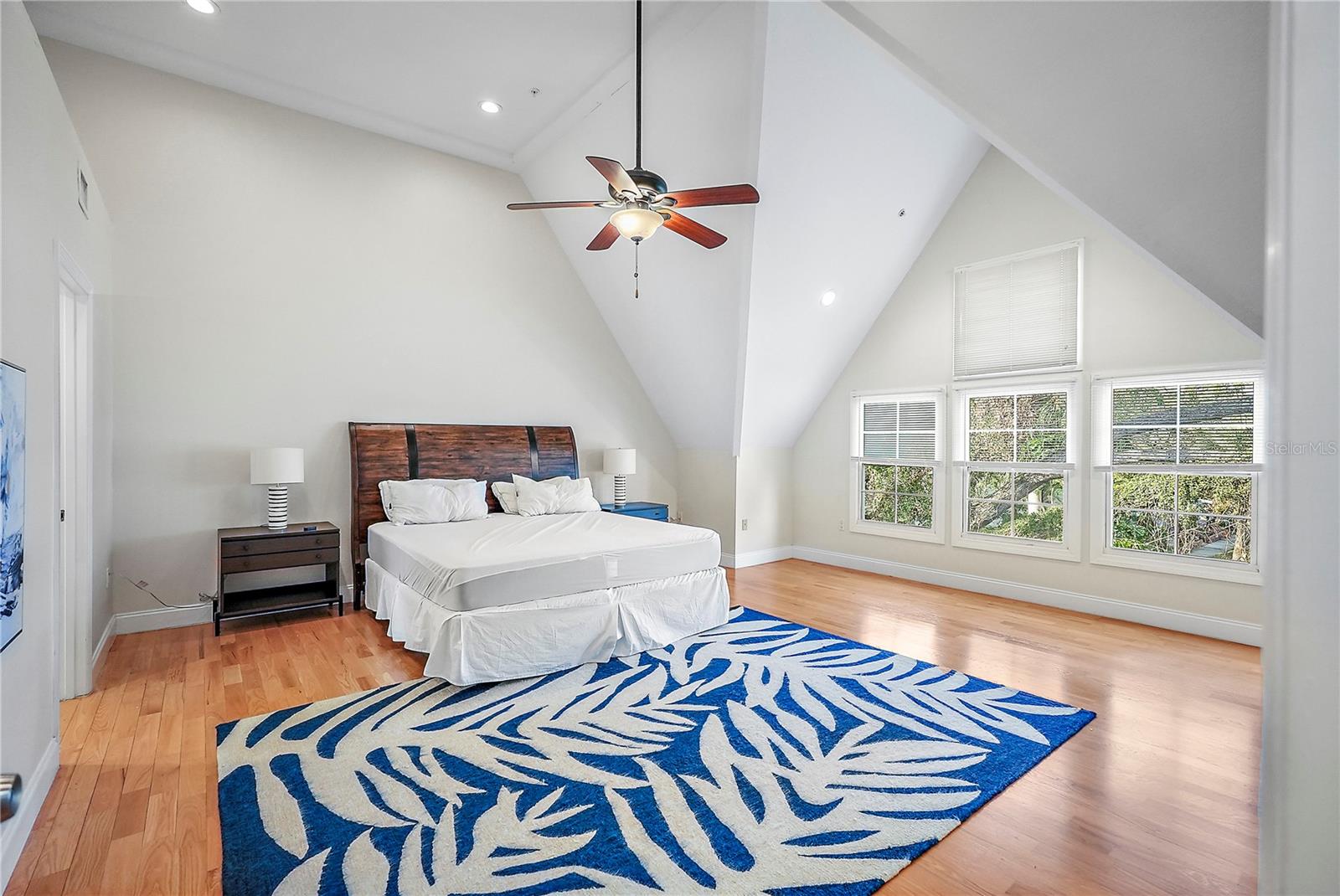 Image 17 of 27 For 832 Bay Street Ne 3