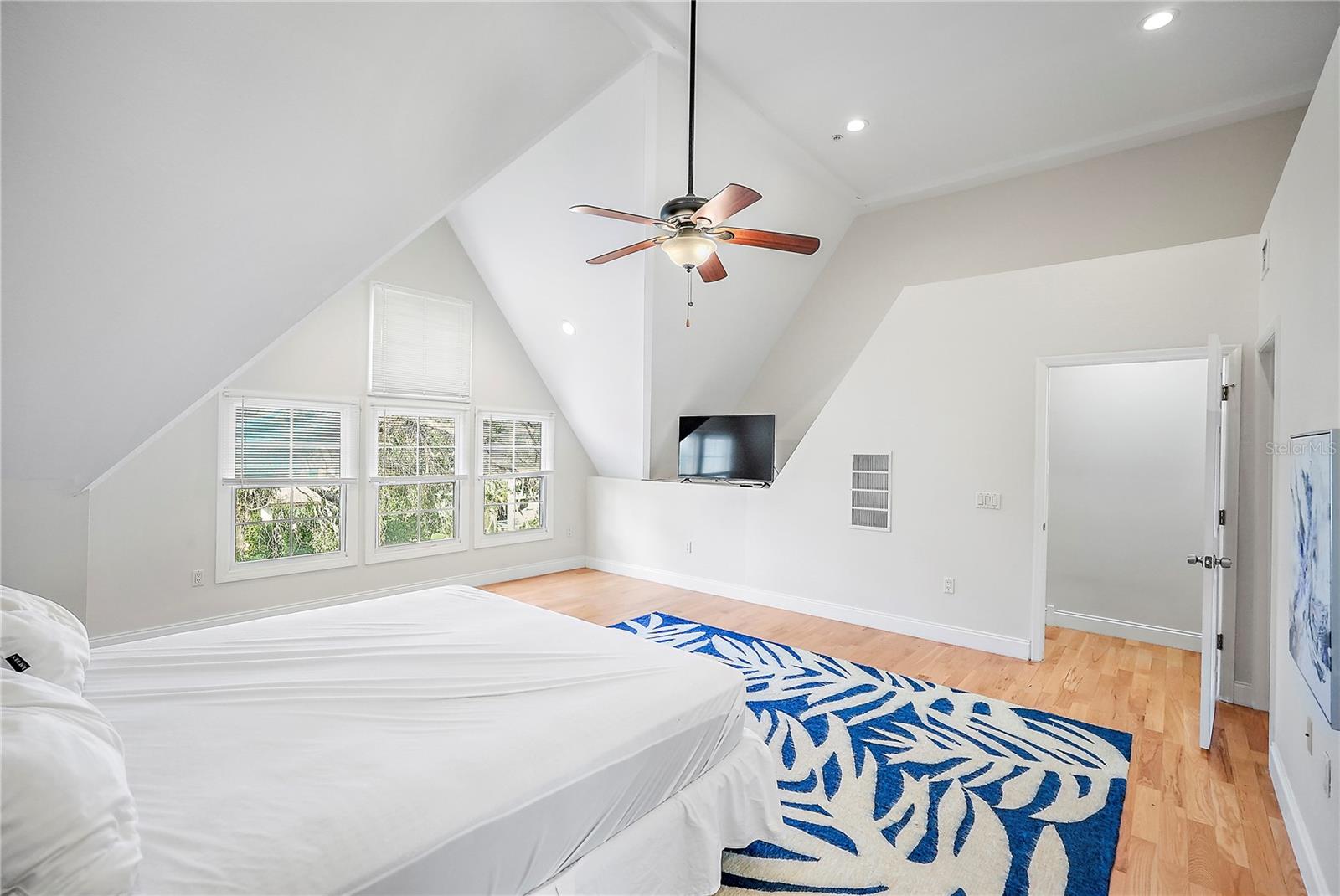 Image 18 of 27 For 832 Bay Street Ne 3