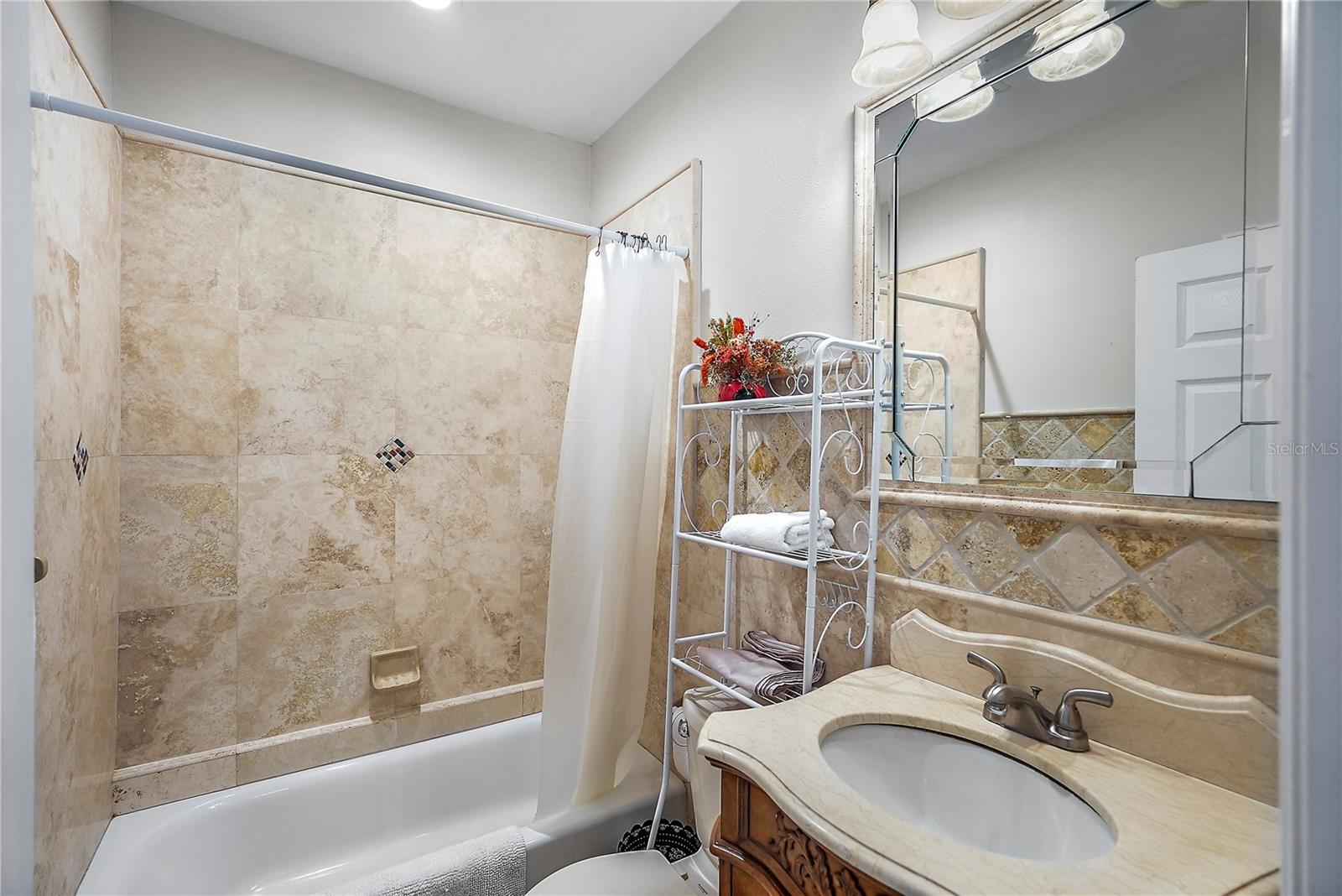 Image 19 of 27 For 832 Bay Street Ne 3