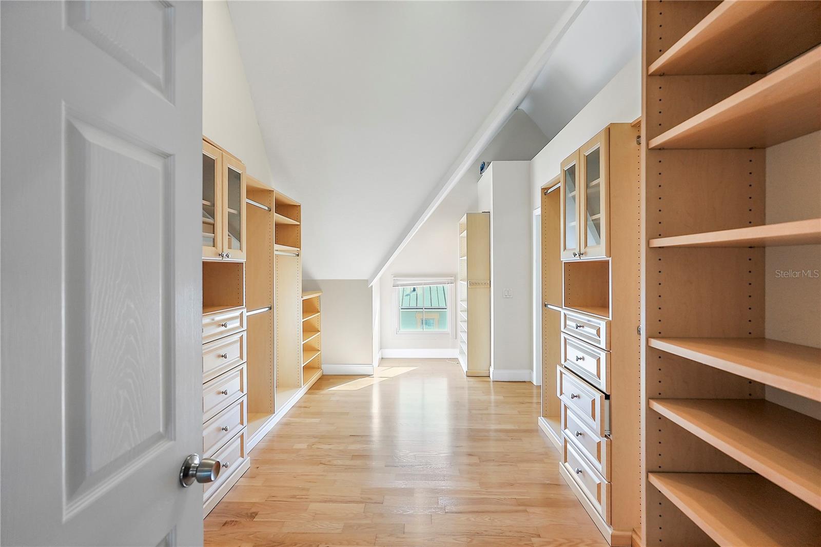 Image 24 of 27 For 832 Bay Street Ne 3