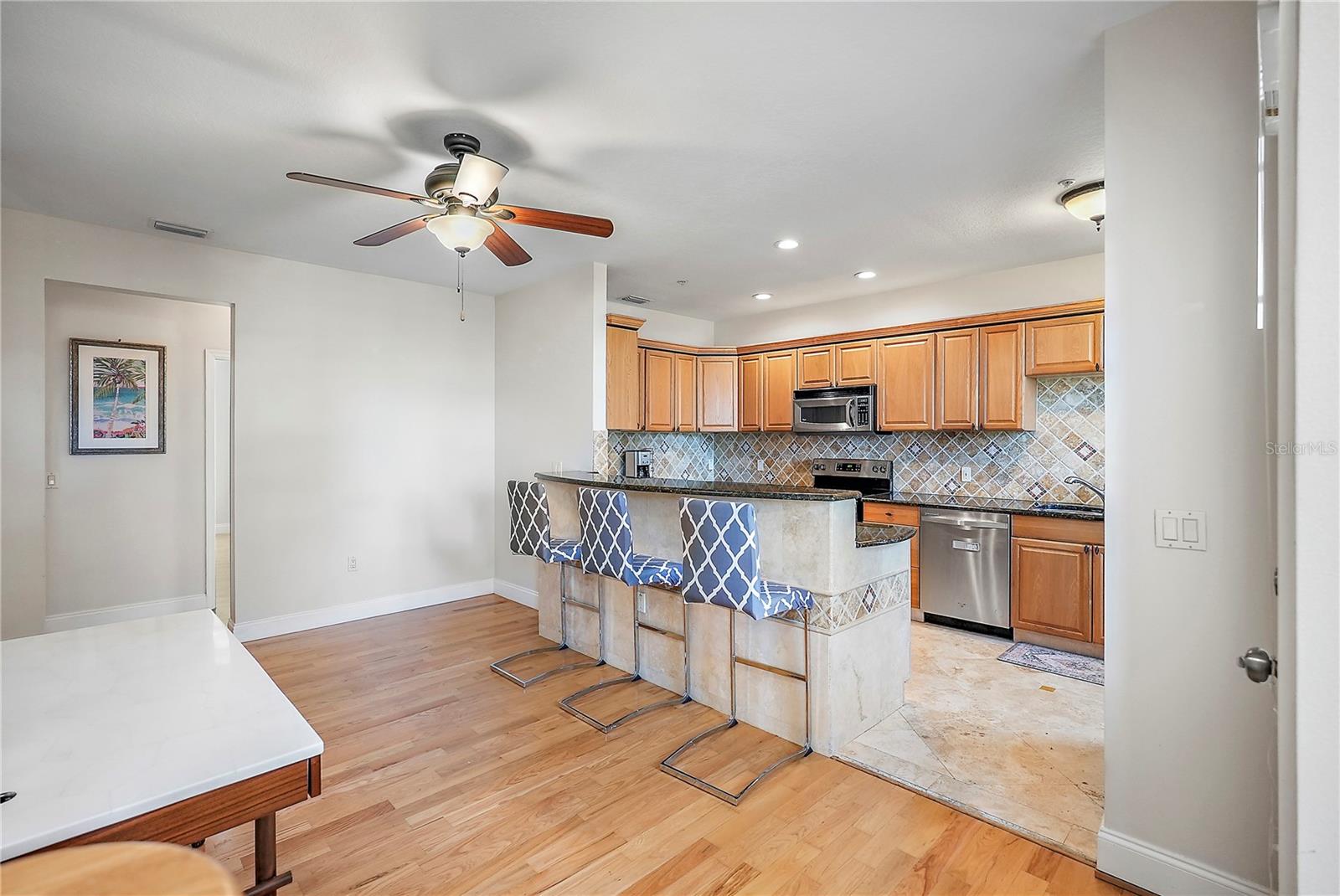 Image 7 of 27 For 832 Bay Street Ne 3