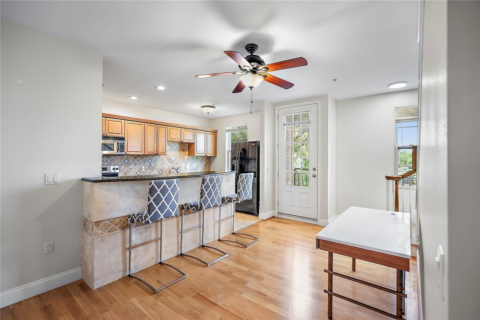 Image 8 of 27 For 832 Bay Street Ne 3