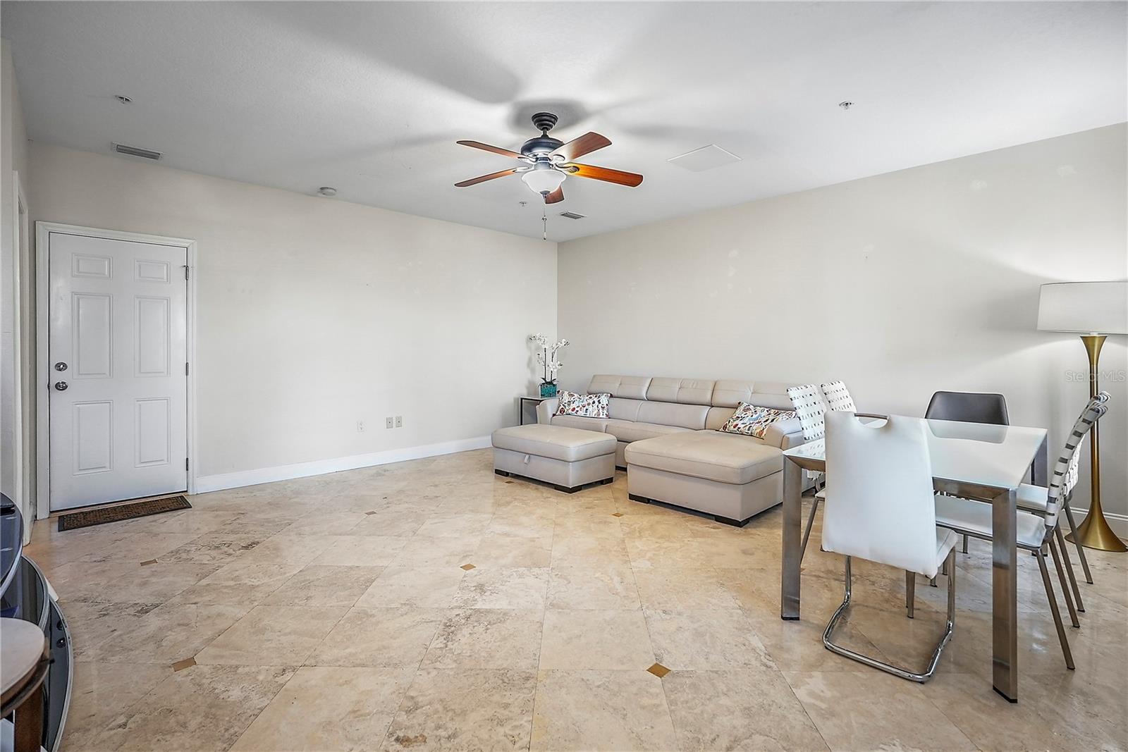 Image 9 of 27 For 832 Bay Street Ne 3