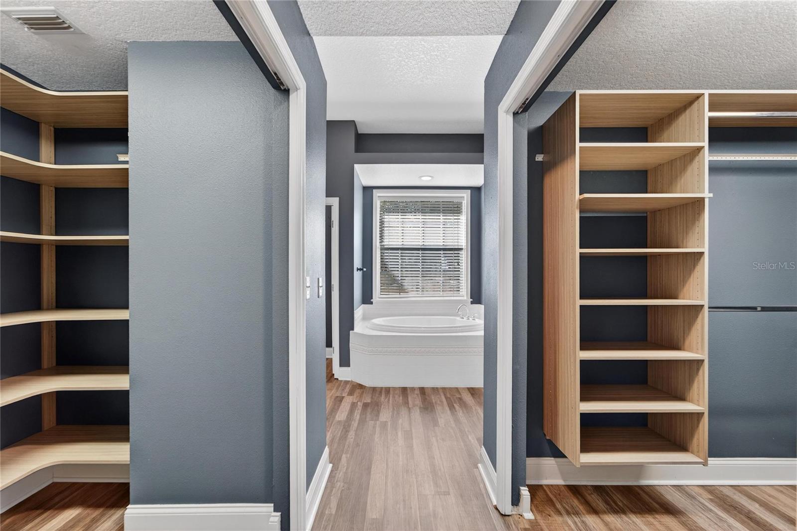 Image 18 of 89 For 725 Giant Oak Road