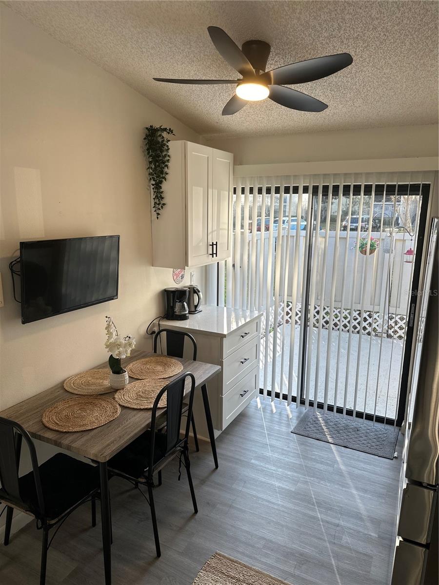 Listing photo id 14 for 1333 Shady Pine Way D