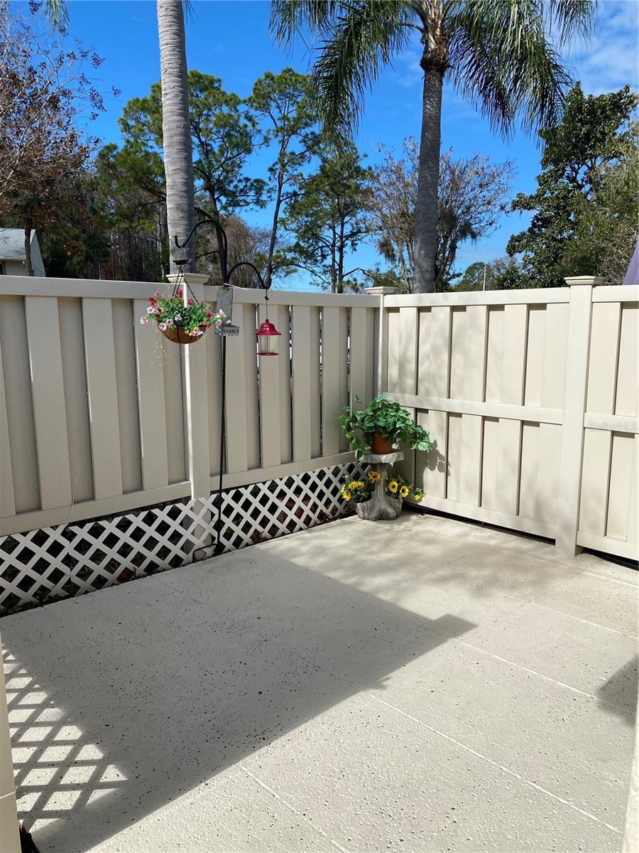 Listing photo id 7 for 1333 Shady Pine Way D