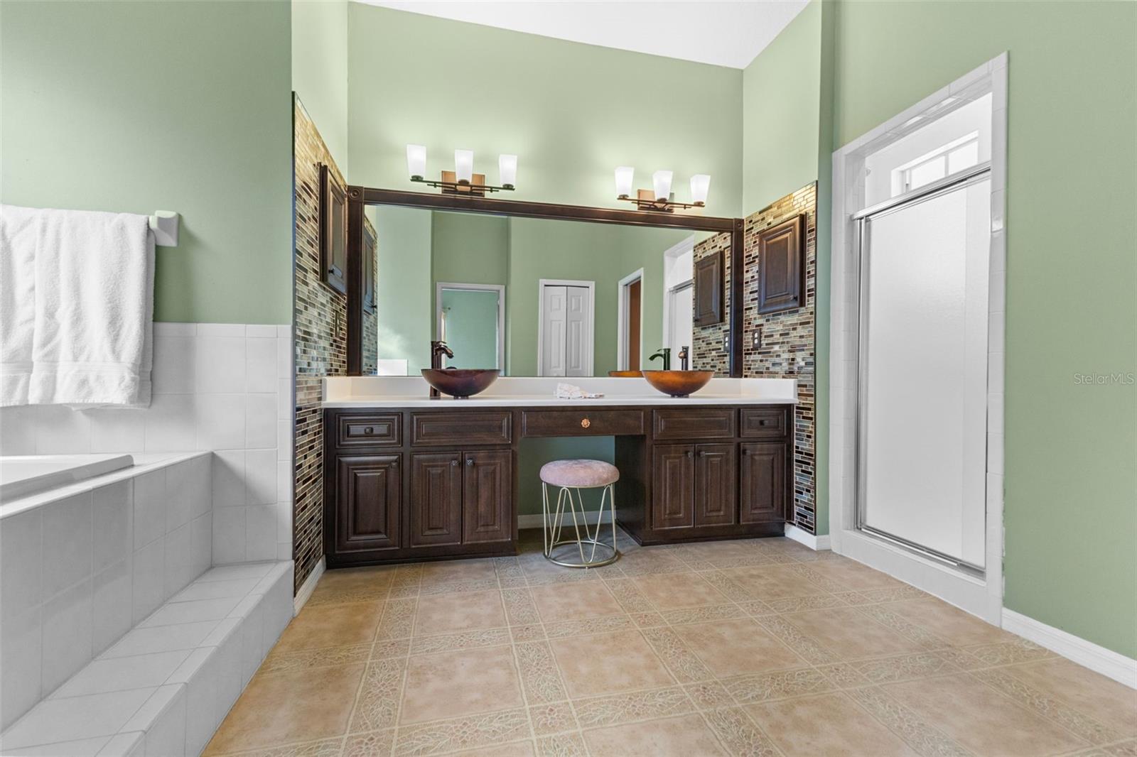 Listing photo id 17 for 2015 Long Branch Lane