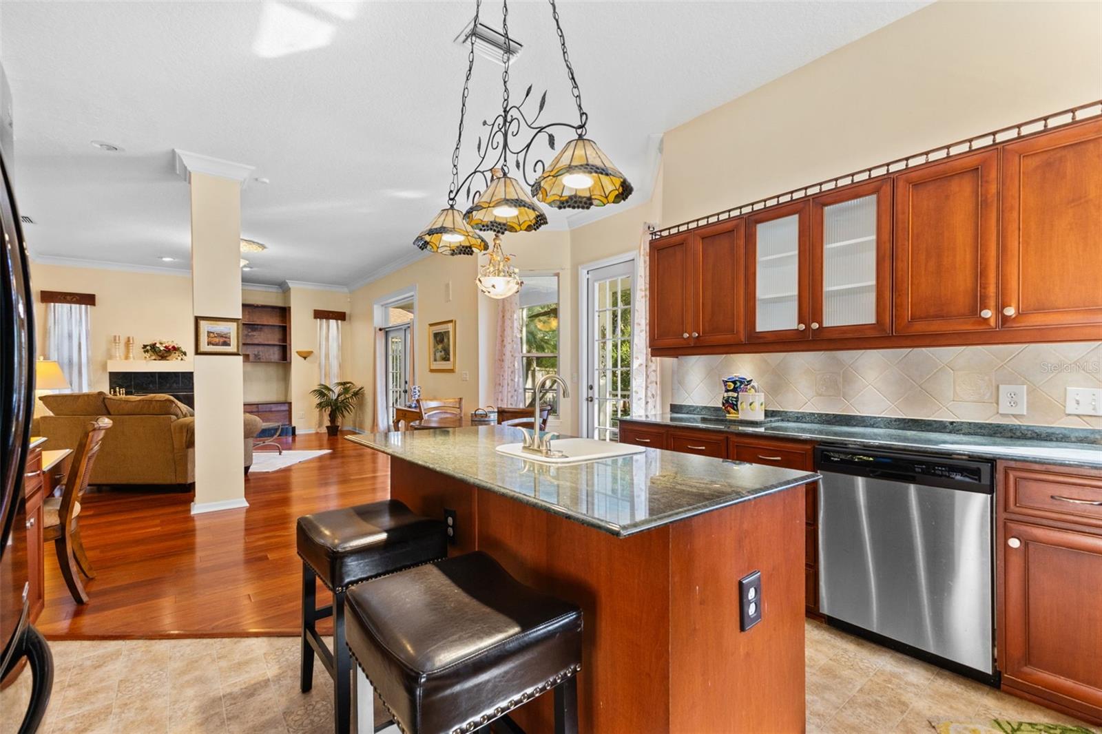 Listing photo id 4 for 2015 Long Branch Lane