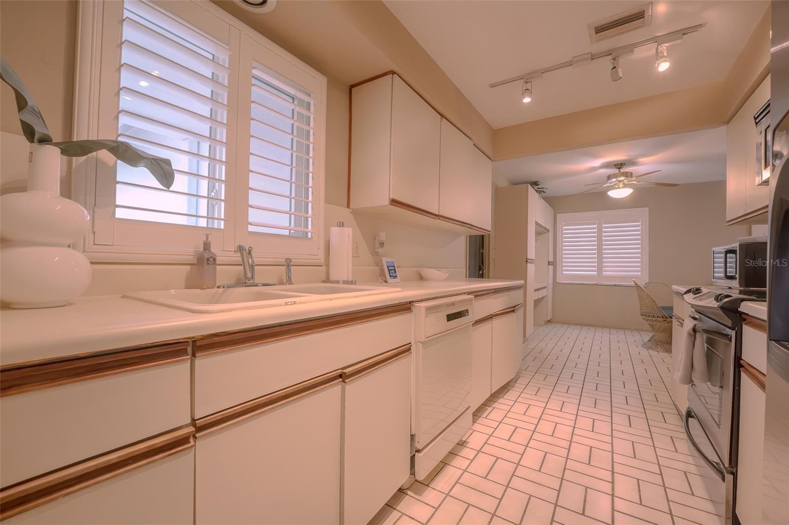 Image 12 of 30 For 14001 Yacht Club Boulevard