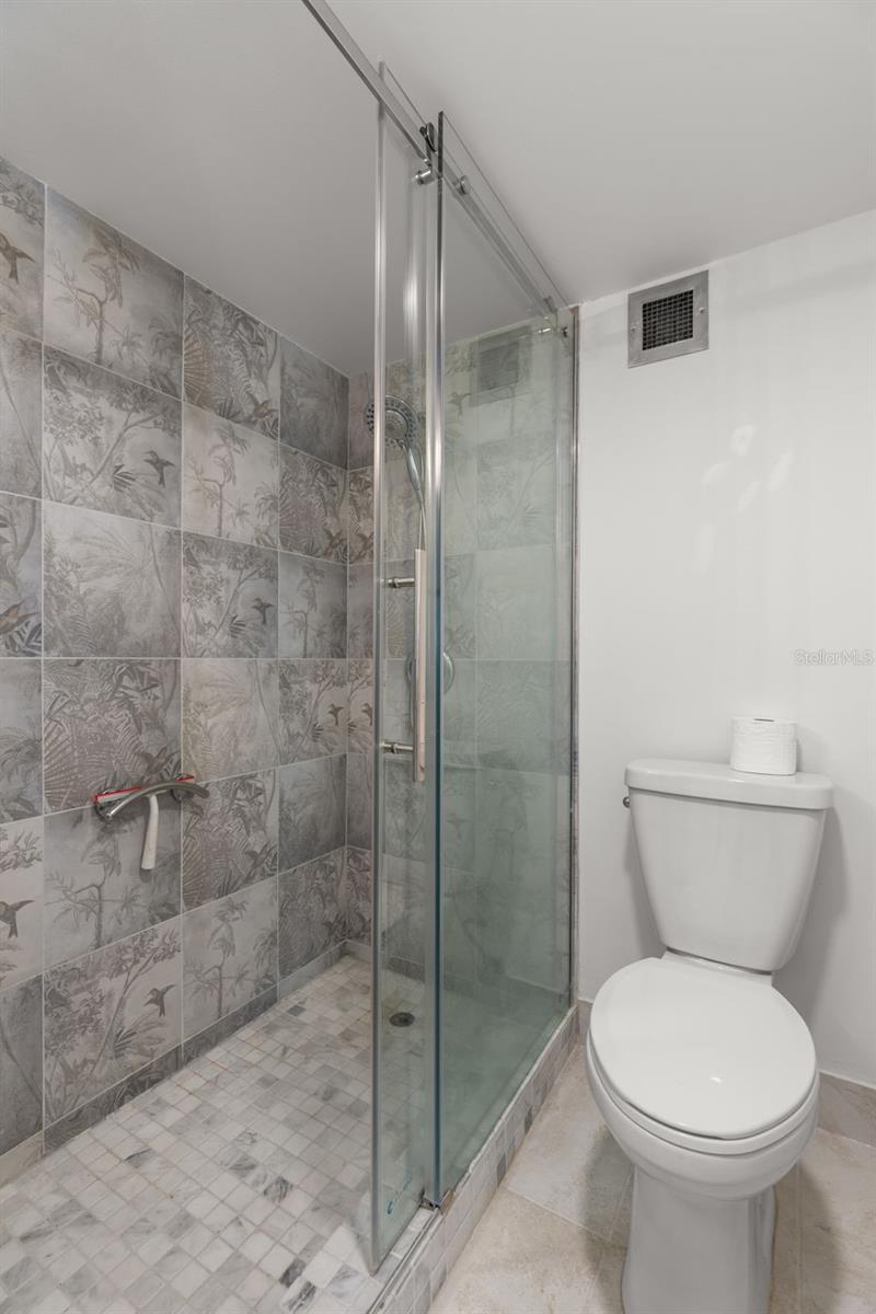 Image 23 of 42 For 2401 Bayshore Boulevard 202