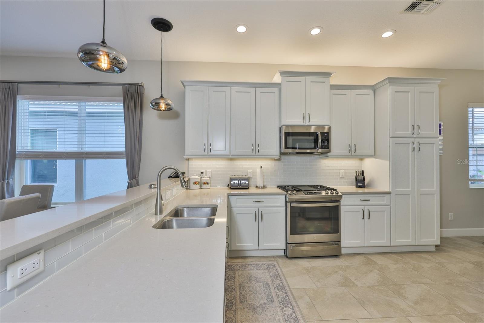 Listing photo id 11 for 4836 Sevilla Shores Drive