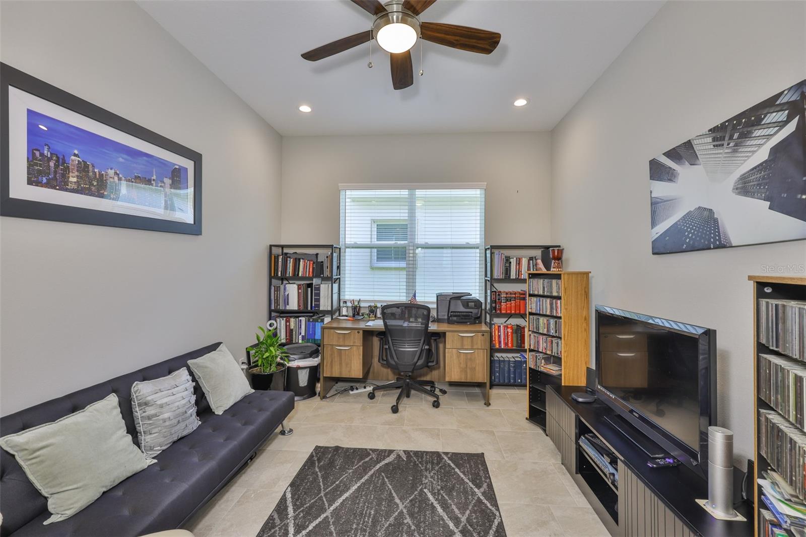 Listing photo id 13 for 4836 Sevilla Shores Drive