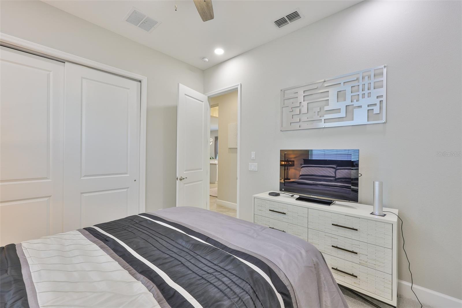 Listing photo id 17 for 4836 Sevilla Shores Drive