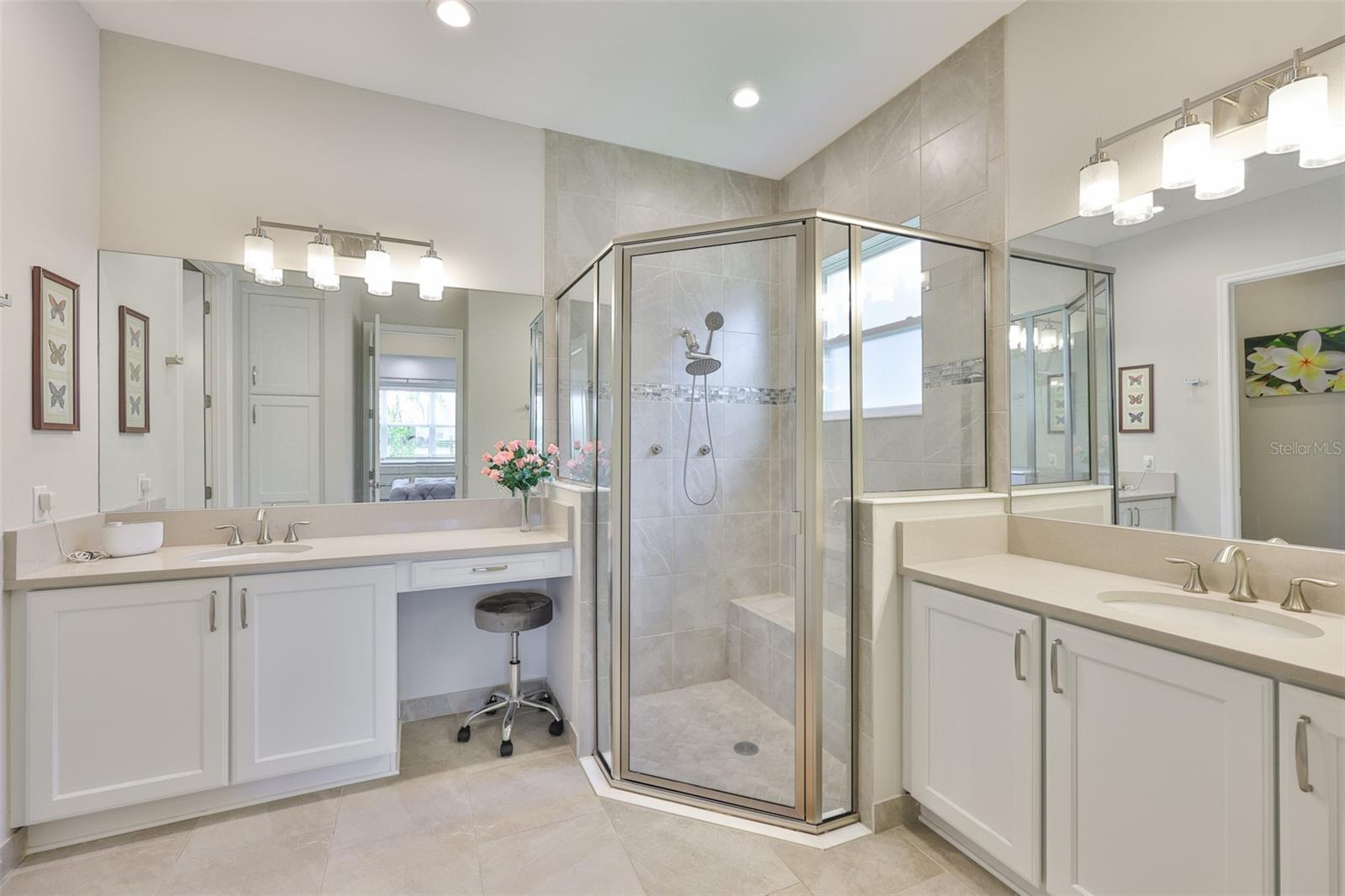 Listing photo id 23 for 4836 Sevilla Shores Drive