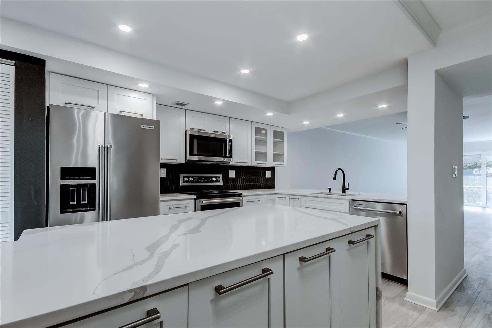 Image 10 of 35 For 650 Island Way 106