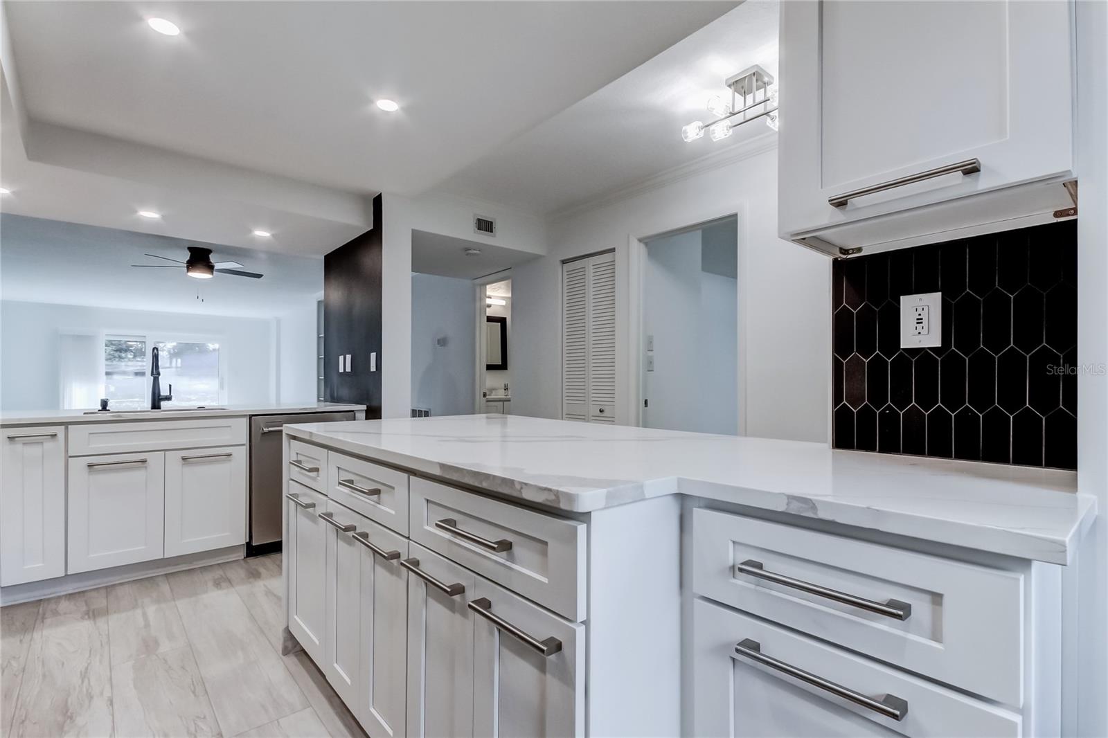 Image 11 of 35 For 650 Island Way 106