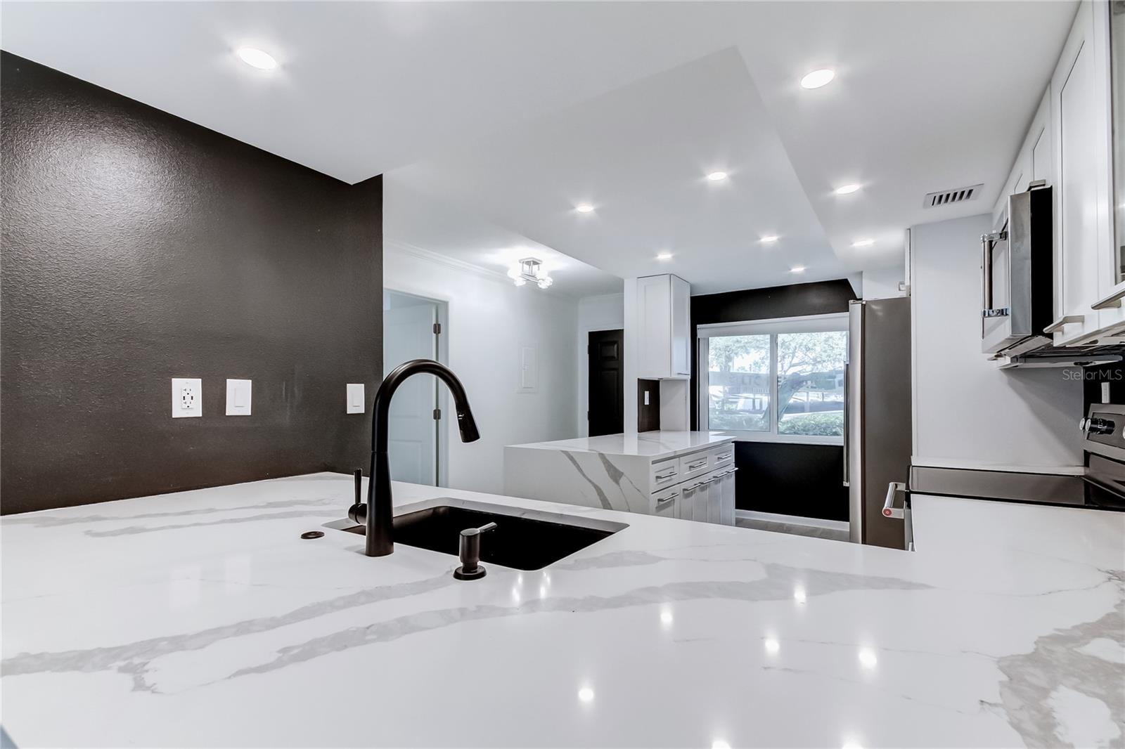 Image 3 of 35 For 650 Island Way 106