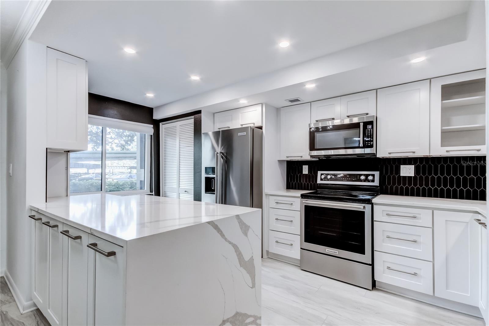 Image 4 of 35 For 650 Island Way 106