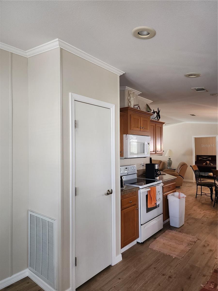 Image 5 of 17 For 918 50th Avenue W