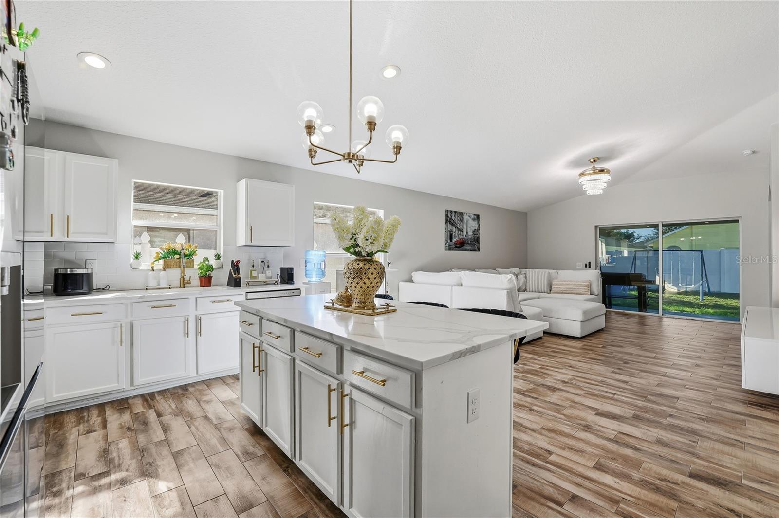 Listing photo id 10 for 4145 Medbury Drive