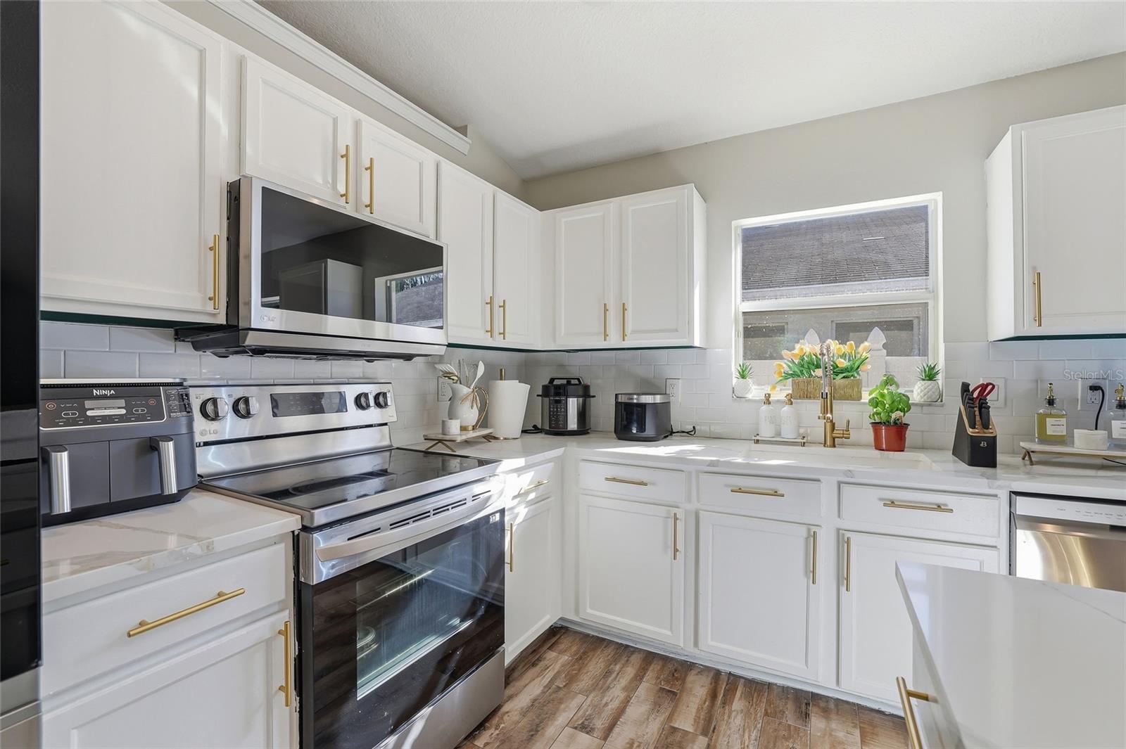 Listing photo id 11 for 4145 Medbury Drive